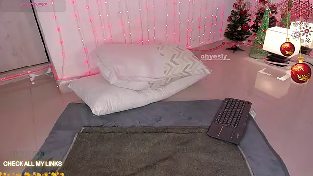 ohyesly  online show from December 3, 2025, 10:03 am