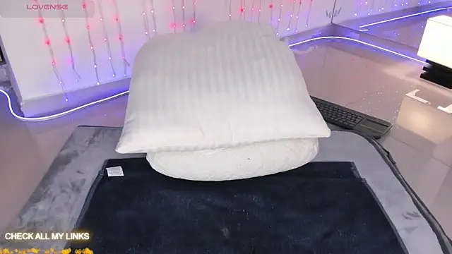 ohyesly  online show from September 25, 2025, 11:11 pm