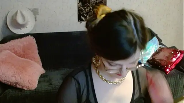 Arielsssplash online show from December 17, 2025, 2:44 pm