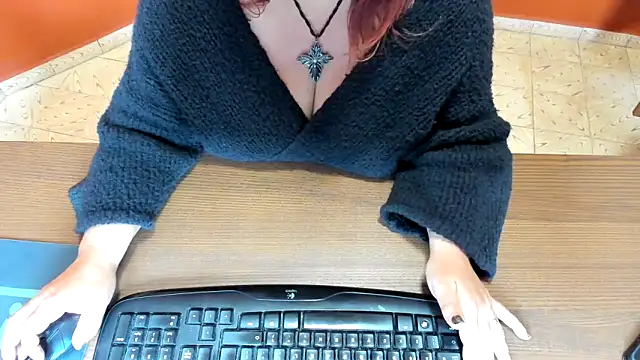 Snapshot of NikkiHolland chatting on April 8, 2026, 8:05 am NikkiHolland online show from April 8, 2026, 8:05 am