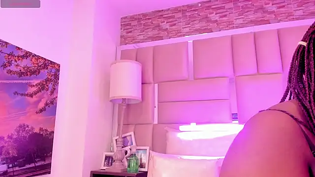 ShaniaBrownn online show from May 25, 2026, 7:45 pm