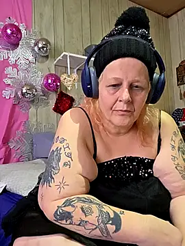 Snapshot of DavisDesires chatting on February 6, 2026, 2:13 pm DavisDesires online show from February 6, 2026, 2:13 pm