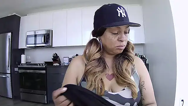 MSweetLindaParks online show from May 26, 2026, 7:34 pm