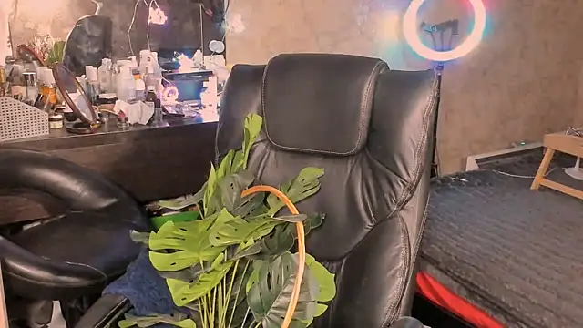 Snapshot of Miss_Poison chatting on September 28, 2025, 9:00 pm Miss Poison online show from September 28, 2025, 9:00 pm