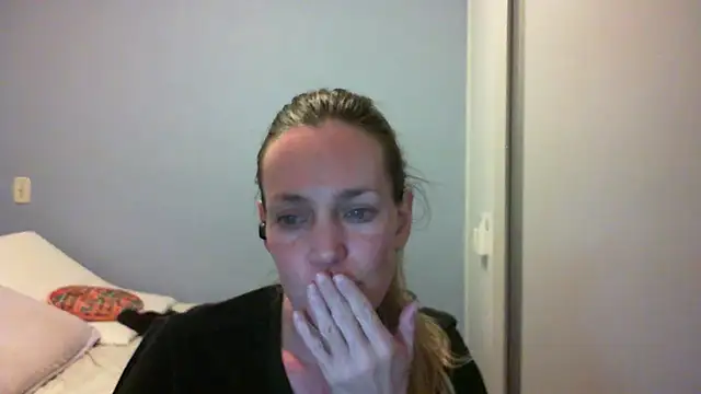 Snapshot of Annylove1 chatting on October 19, 2025, 12:24 am Annylove1 online show from October 19, 2025, 12:24 am