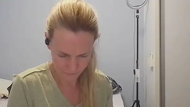 Annylove1 online show from April 16, 2026, 12:11 am