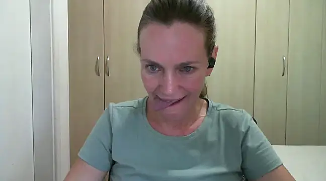 Snapshot of Annylove1 chatting on March 12, 2025, 10:28 pm Annylove1 online show from March 12, 2025, 10:28 pm