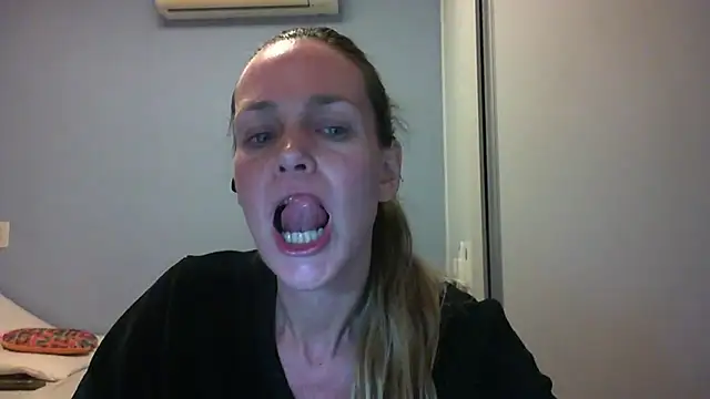 Snapshot of Annylove1 chatting on October 5, 2025, 12:34 am Annylove1 online show from October 5, 2025, 12:34 am