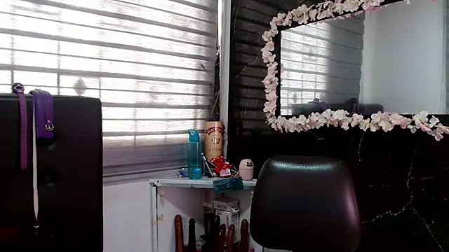 Snapshot of VIOLETTA-HOT chatting on March 18, 2025, 5:01 pm VIOLETTA-HOT online show from March 18, 2025, 5:01 pm