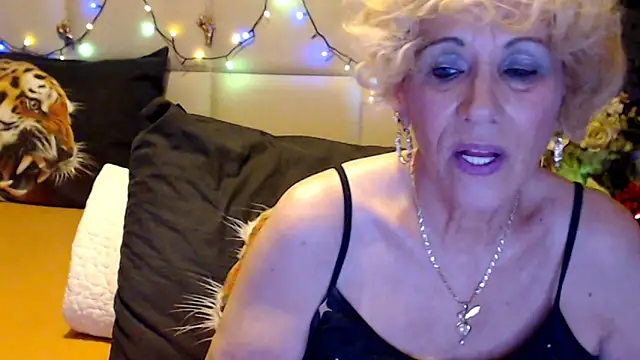 HappyWomanOn online show from October 17, 2025, 6:10 pm