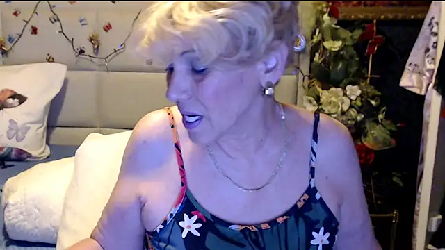 HappyWomanOn online show from November 24, 2025, 7:03 pm