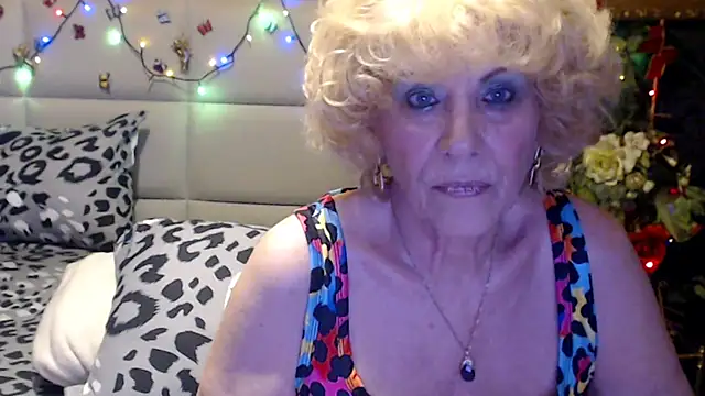 Snapshot of HappyWomanOn chatting on April 25, 2026, 6:16 pm HappyWomanOn online show from April 25, 2026, 6:16 pm