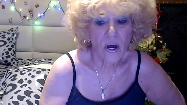 Snapshot of HappyWomanOn chatting on April 26, 2026, 9:06 am HappyWomanOn online show from April 26, 2026, 9:06 am