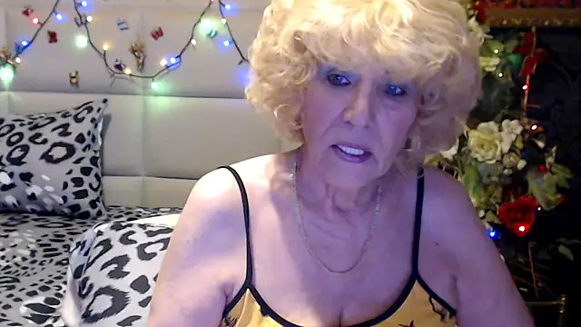 Snapshot of HappyWomanOn chatting on April 21, 2026, 6:42 am HappyWomanOn online show from April 21, 2026, 6:42 am