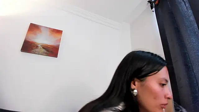 nia  white online show from December 4, 2025, 7:13 pm