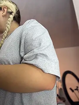 Snapshot of Irisweet_ chatting on February 25, 2026, 9:03 pm Irisweet online show from February 25, 2026, 9:03 pm