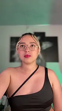 Snapshot of Irisweet_ chatting on February 4, 2026, 10:16 pm Irisweet online show from February 4, 2026, 10:16 pm