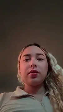 Snapshot of Irisweet_ chatting on February 3, 2026, 9:09 pm Irisweet online show from February 3, 2026, 9:09 pm