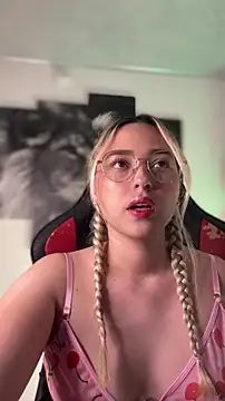 Snapshot of Irisweet_ chatting on February 6, 2026, 10:28 pm Irisweet online show from February 6, 2026, 10:28 pm