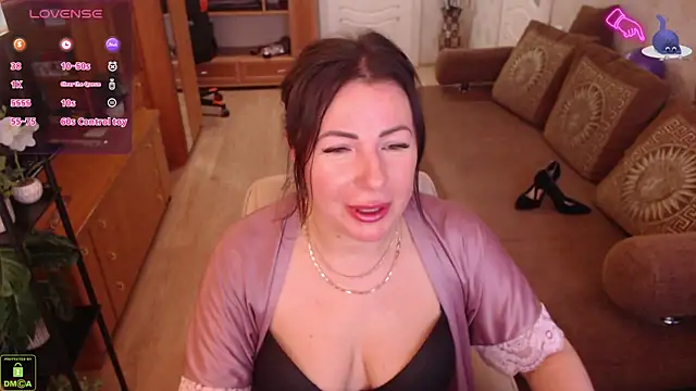 LauraClarck online show from April 12, 2026, 5:11 am