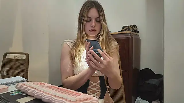 Elnonoykeila77 online show from June 13, 2026, 4:10 am