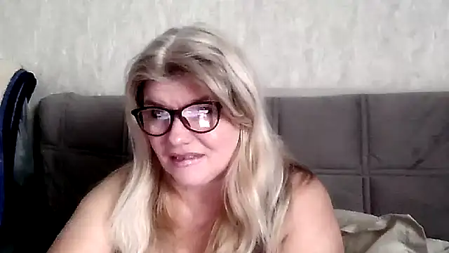 Snapshot of Diana_49 chatting on February 7, 2026, 8:44 am Diana 49 online show from February 7, 2026, 8:44 am