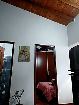 LunaZambrano online show from February 4, 2026, 1:50 pm