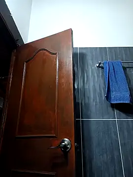 LunaZambrano online show from November 4, 2025, 1:15 pm