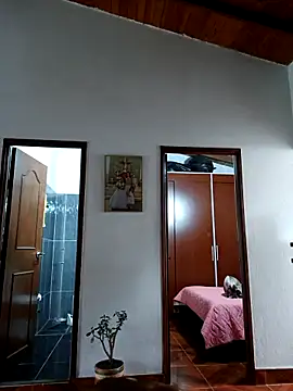 LunaZambrano online show from February 11, 2026, 1:33 pm