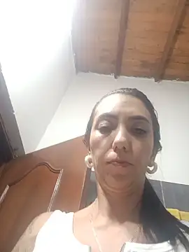 LunaZambrano online show from June 3, 2026, 3:51 am