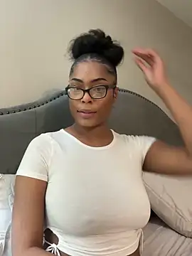 Snapshot of CandyLuxxxx chatting on March 5, 2025, 10:32 pm CandyLuxxxx online show from March 5, 2025, 10:32 pm