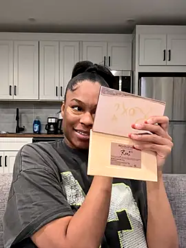 Snapshot of CandyLuxxxx chatting on September 13, 2025, 4:23 am CandyLuxxxx online show from September 13, 2025, 4:23 am