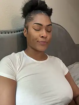 Snapshot of CandyLuxxxx chatting on March 6, 2025, 1:37 am CandyLuxxxx online show from March 6, 2025, 1:37 am