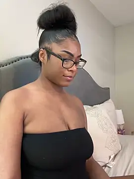 Snapshot of CandyLuxxxx chatting on March 6, 2025, 10:36 pm CandyLuxxxx online show from March 6, 2025, 10:36 pm