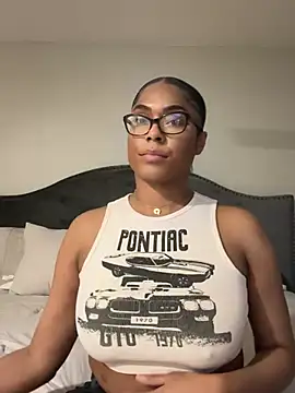 Snapshot of CandyLuxxxx chatting on March 19, 2025, 6:57 am CandyLuxxxx online show from March 19, 2025, 6:57 am