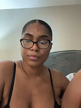 Snapshot of CandyLuxxxx chatting on March 22, 2025, 12:25 pm CandyLuxxxx online show from March 22, 2025, 12:25 pm