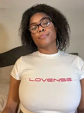 Snapshot of CandyLuxxxx chatting on March 13, 2025, 1:21 am CandyLuxxxx online show from March 13, 2025, 1:21 am