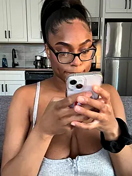 Snapshot of CandyLuxxxx chatting on September 16, 2025, 7:37 pm CandyLuxxxx online show from September 16, 2025, 7:37 pm