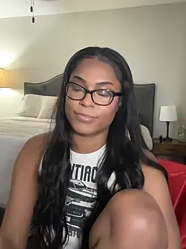 Snapshot of CandyLuxxxx chatting on January 28, 2025, 2:43 am CandyLuxxxx online show from January 28, 2025, 2:43 am