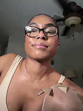 Snapshot of CandyLuxxxx chatting on March 1, 2025, 12:07 am CandyLuxxxx online show from March 1, 2025, 12:07 am