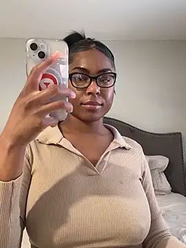 Snapshot of CandyLuxxxx chatting on March 16, 2025, 8:32 pm CandyLuxxxx online show from March 16, 2025, 8:32 pm