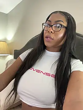 Snapshot of CandyLuxxxx chatting on February 21, 2025, 9:13 am CandyLuxxxx online show from February 21, 2025, 9:13 am