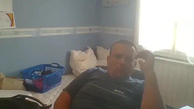 Snapshot of manubm03 chatting on September 12, 2025, 10:04 am manubm03 online show from September 12, 2025, 10:04 am