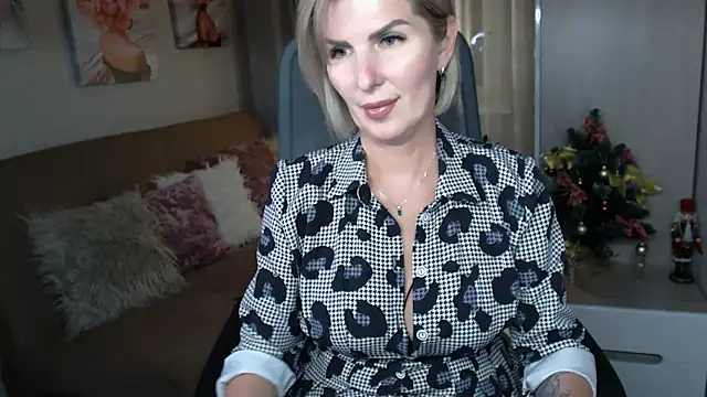 Snapshot of sensualEmilia chatting on December 17, 2024, 7:48 pm sensualEmilia online show from December 17, 2024, 7:48 pm