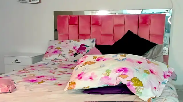 the queen aleja online show from November 10, 2025, 1:49 pm