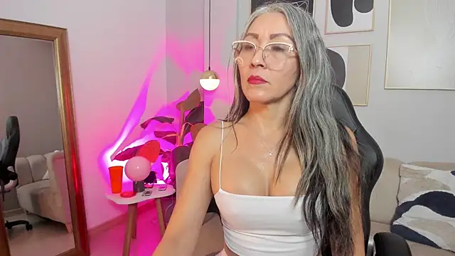  Nicoletteshea  online show from March 31, 2026, 9:39 pm