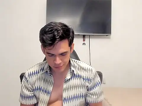 Lucian Gomez  online show from October 17, 2025, 9:27 pm