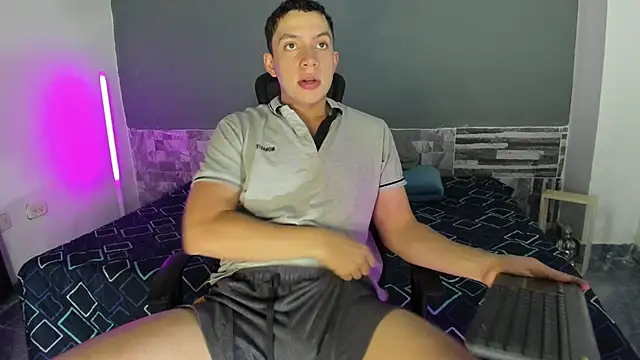 davinalhot online show from April 21, 2026, 7:04 am