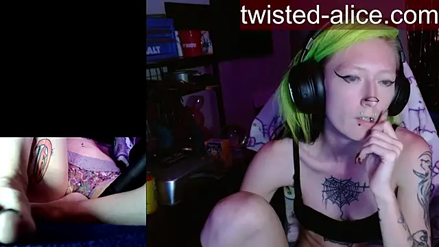 alicewonder09 online show from May 18, 2026, 3:28 am