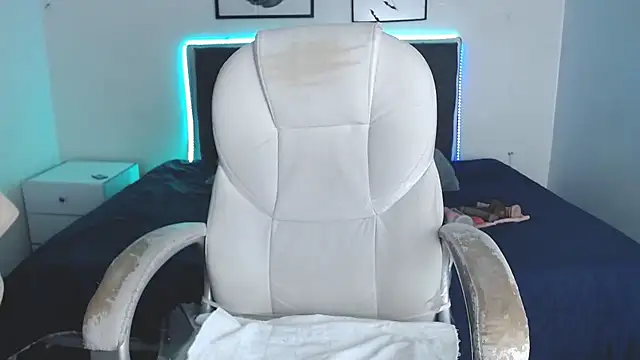 selena yourmilf online show from November 26, 2025, 5:46 pm